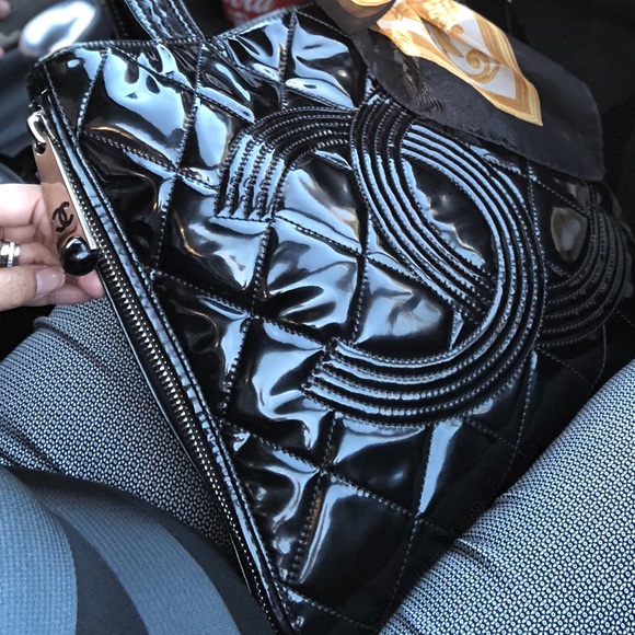 ⛔️SOLD⛔️💯➰CHANEL➰Patent Diamond Quilted Tote - Picture 3 of 7